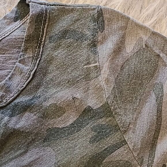 T.l.a anthropologie‎ womens Green camouflage cut out front tshirt size xs - Picture 4 of 5
